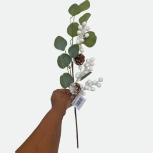 Galho Natalino Decorativo de Eucalipto com Pinhas e Bagas Brancas 56cm